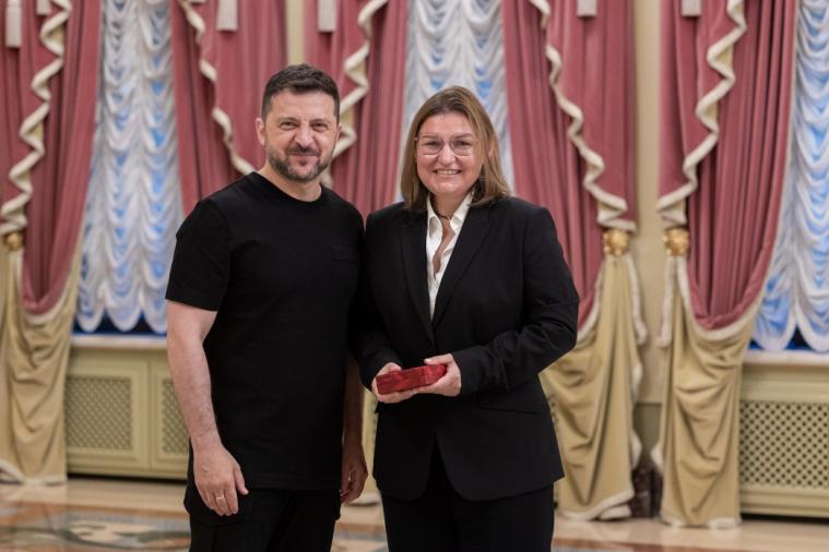 Керівниця сіверськодонецької лікарні отримала звання «Заслужений лікар України» Керівниця сіверськодонецької лікарні отримала звання «Заслужений лікар України»