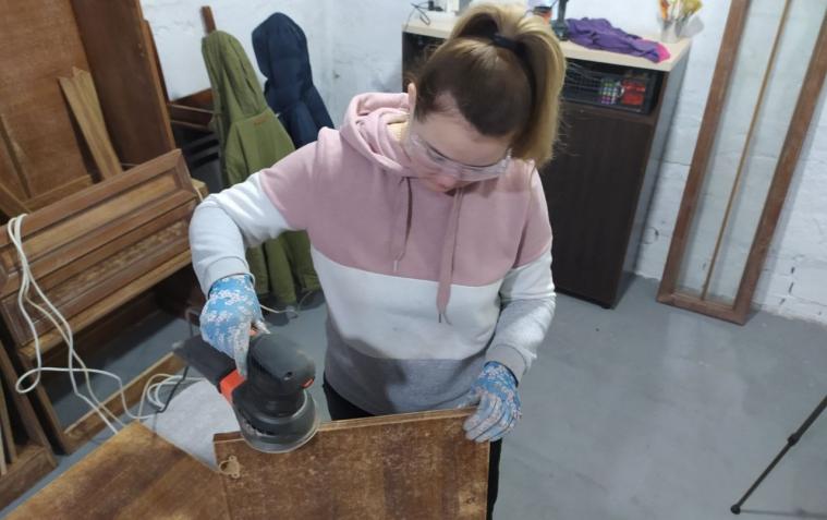 «Старі меблі мають шанс на друге життя. Підлаштовувати їх під сучасні інтер’єри – неймовірно цікаво»: історія майстрині з Луганщини