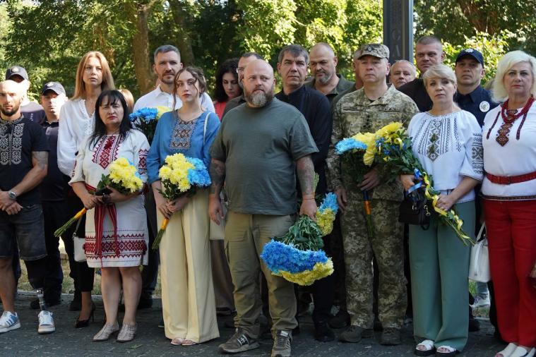 Харченко вручив нагороди на Алеї Захисників Луганщини. Зеленський присвоїв два генеральські звання