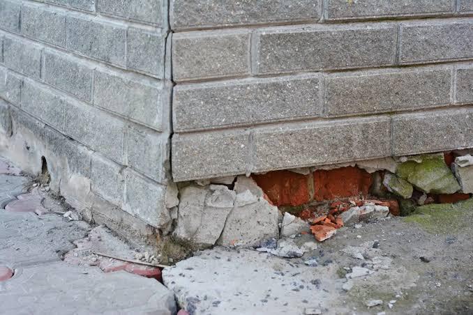 У самопроголошеній «лнр» подовжили перереєстрацію автівок, у Луганську багатоповерхівка залишилася без даху