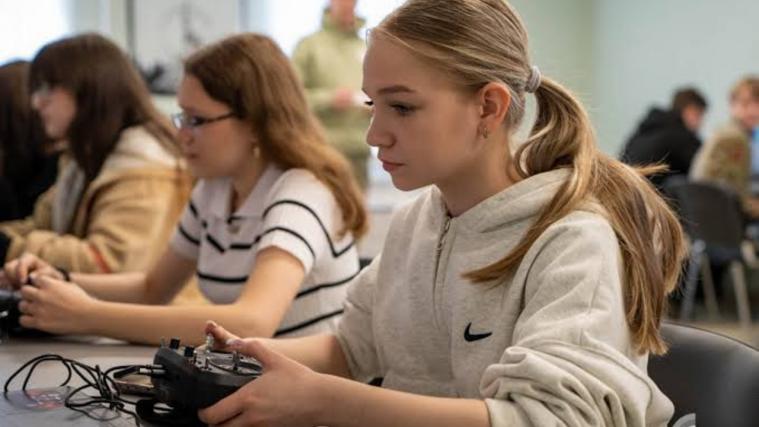 Окупанти мілітарізували тисячі дітей Луганщини у центрі «Воїн», відбудову Льодового доручили підряднику з боргами Окупанти мілітарізували тисячі дітей Луганщини у центрі «Воїн», відбудову Льодового доручили підряднику з боргами