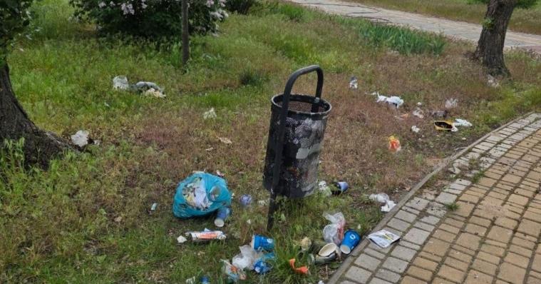 «Просто звалище»: жителі окупованого Сіверськодонецька скаржаться на сміття у сквері (ФОТО)