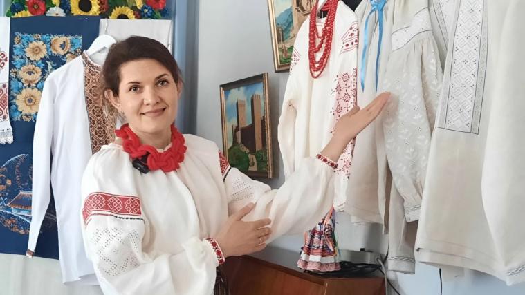 «Це допомагає жити далі»: майстриня з Луганщини створює колекцію вишиванок у Кропивницькому