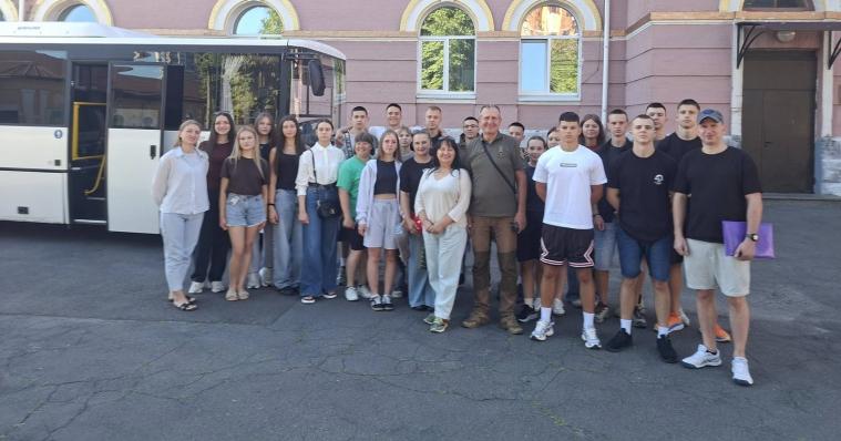 Вихованці військових ліцеїв Луганщини вирушили до молодіжного табору у Литві Вихованці військових ліцеїв Луганщини вирушили до молодіжного табору у Литві