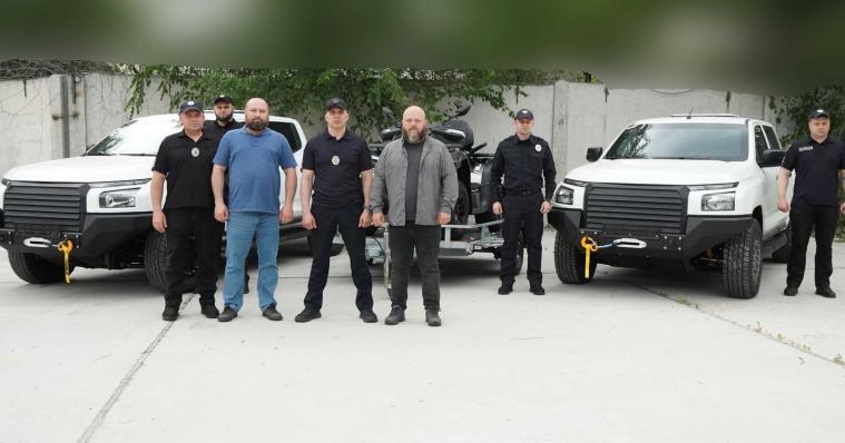 Броньовані автівки та квадроцикл: Луганська ОДА передала техніку поліцейським