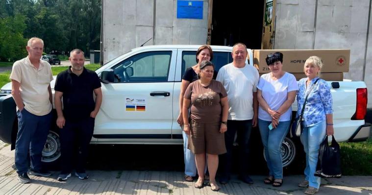 Луганщина отримала від Німеччини 12 пікапів для допомоги переселенцям