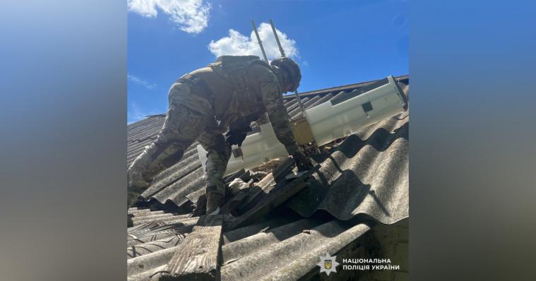 Вибухотехніки поліції Луганщини знешкодили дрон, що застряг на даху будинку на Харківщині Вибухотехніки поліції Луганщини знешкодили дрон, що застряг на даху будинку на Харківщині