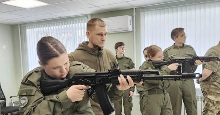 ЛОВА: Школярів з окупованого Луганська навчатимуть вогневої підготовки та навичкам виживання в екстремальних умовах