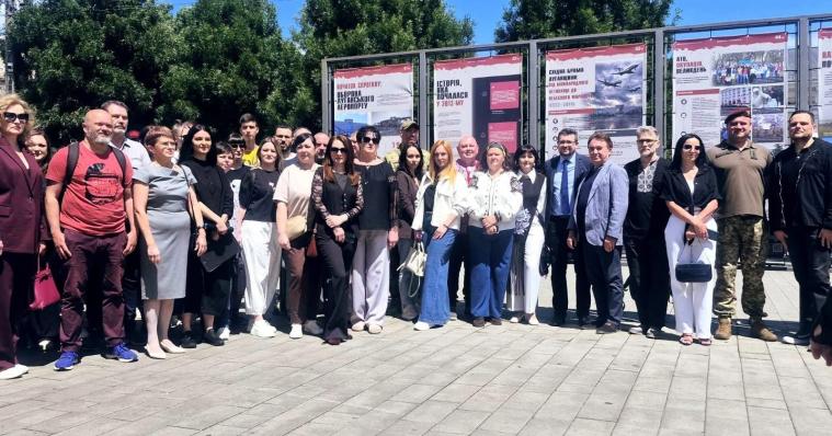 У Києві відкрили банерну виставку «Початок спротиву: оборона Луганського аеропорту»