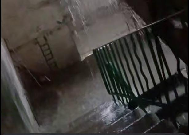 «Оце такий потоп у нас»: у Сіверськодонецьку заливає покинутий «ремонтниками» будинок (ВІДЕО)