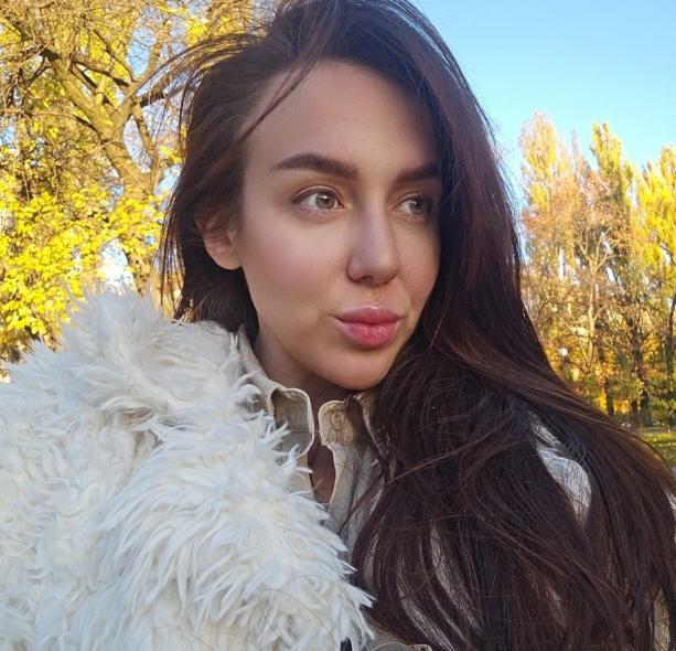«Я хочу, щоб через мої роботи світ відчув те, що проживаємо ми» — історія мисткині Карини