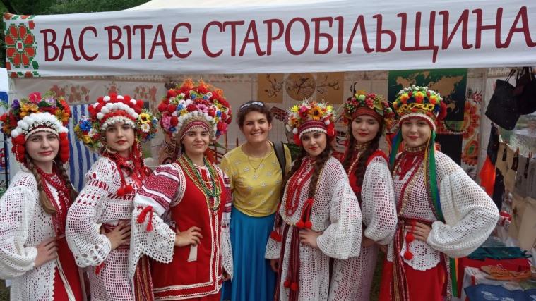 «Вишиванка свідчить, що Луганщина – Україна»: історія переселенки Юлії Мележик, яка відтворює старовинні сорочки