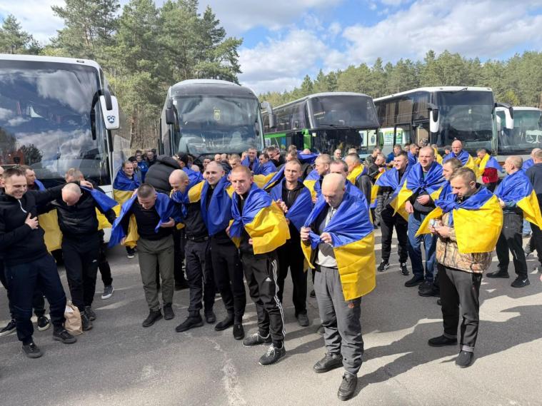 Відбувся обмін полоненими: з неволі повернулися 193 українські воїни (ФОТО)