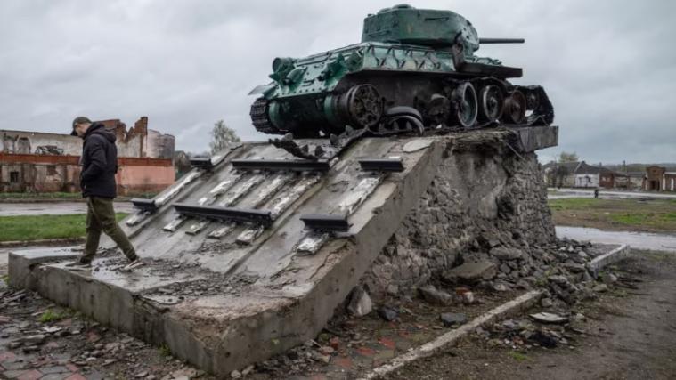 ЛОВА: Окупанти на Луганщині не знайшли коштів на ремонт пам’ятників, присвячених Другій світовій