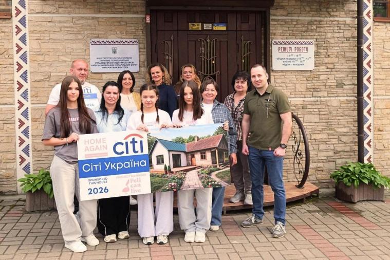 Багатодітній родині з Луганщини придбали будинок на Київщині Багатодітній родині з Луганщини придбали будинок на Київщині