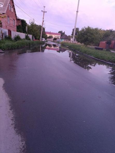 У Луганську вже три місяці не вирішують проблему витоку каналізації У Луганську вже три місяці не вирішують проблему витоку каналізації