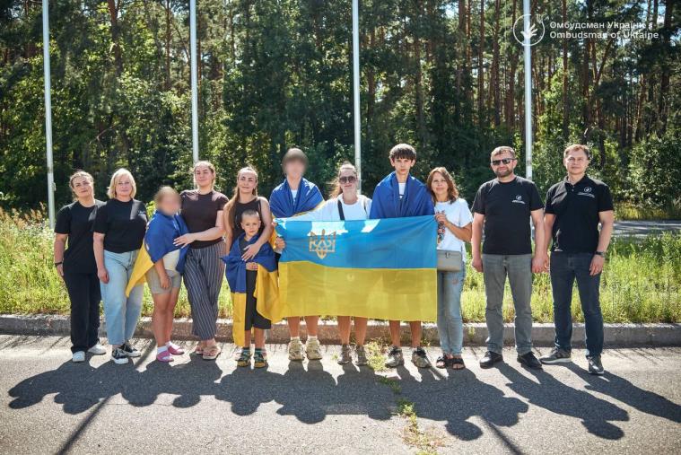 Ще четверо українських дітей повернули з ТОТ, серед них хлопчик з окупованої Луганщини Ще четверо українських дітей повернули з ТОТ, серед них хлопчик з окупованої Луганщини