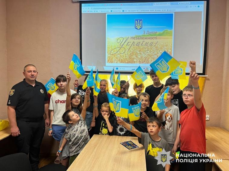 Зберігаючи зв’язок із домом: поліцейські Луганщини провели захід для дітей