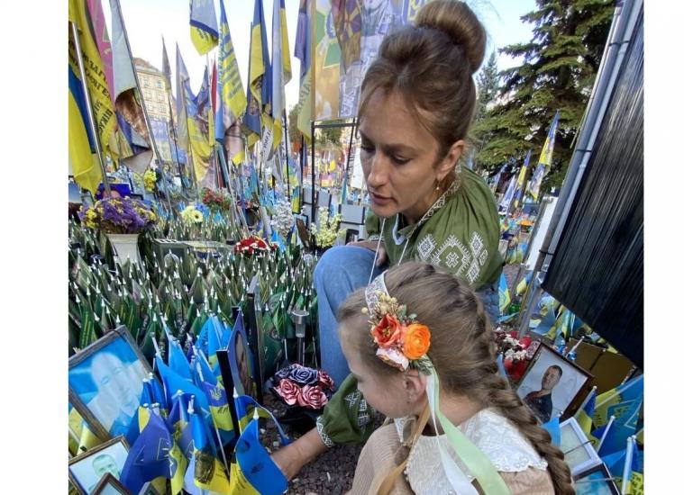 На Майдані Незалежності встановили прапорці на честь загиблих захисників Станично-Луганської громади