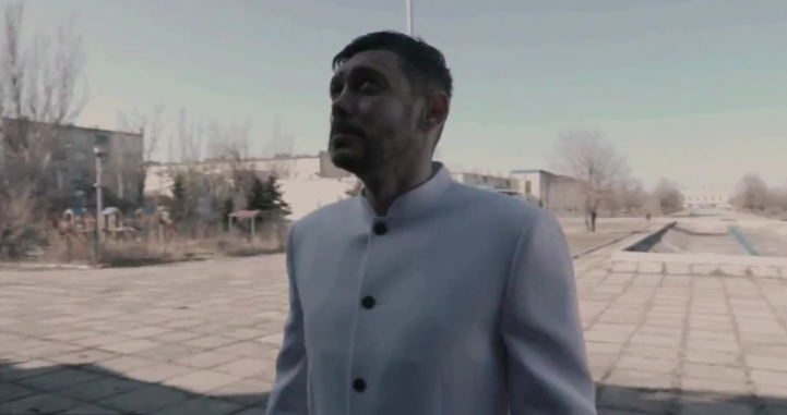 У росії затримали пропагандиста, який знімав рекламу на тлі понівеченого Сіверськодонецька