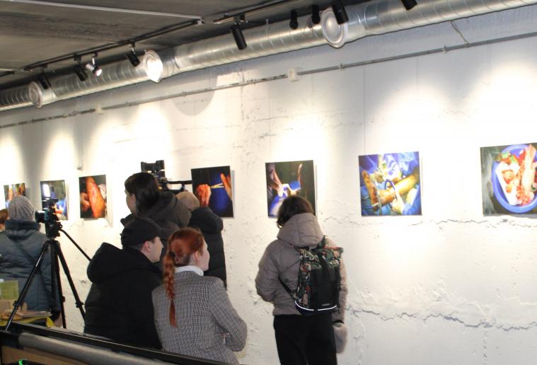 «Наші лікарі витримують, а медичне обладнання – ні». Відкрилася виставка Олександра Плаксіна