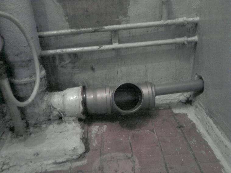 “Унітази зняли, а на місце не поставили”: у Сіверськодонецьку люди користуються вуличним туалетом