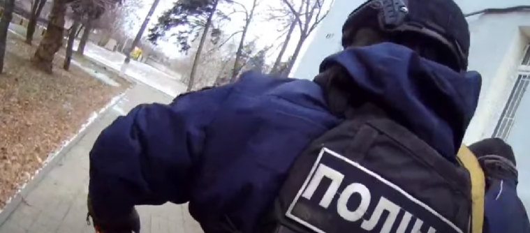 Поліцейські Луганщини евакуювали чоловіка з напівзруйнованої будівлі