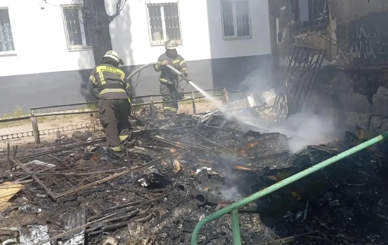 В окупованому Сіверськодонецьку пожежа на смітнику перекинулася на житловий будинок