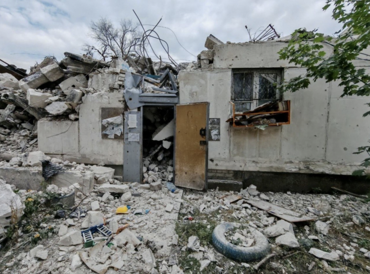 В окупованому Сіверськодонецьку знесли чергову багатоповерхівку (ФОТО)