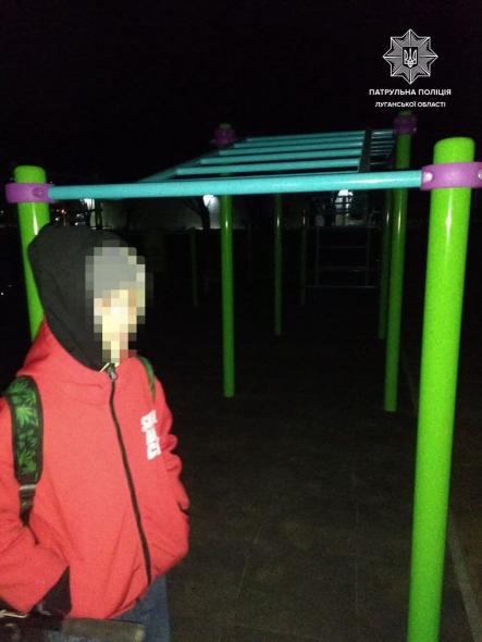 Патрульні виявили підлітків, які намагались розібрати новий спортивний майданчик у Сєвєродонецьку