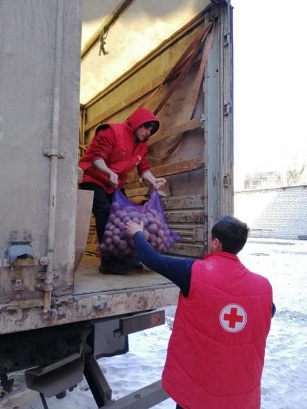 Робота луганського Червоного Хреста: 300 буханок хліба щодня, продукти та ковдри для людей у бомбосховищах