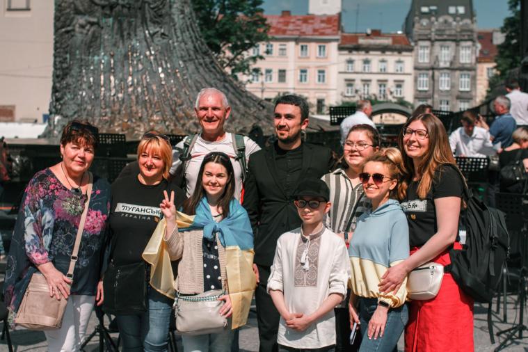 Переселенці з Луганщини зустрілись у Львові на день народження рідної області