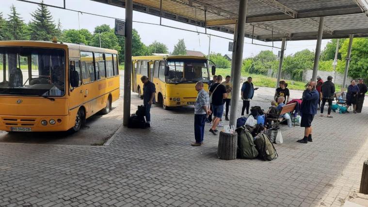 Поліція евакуювала 16 людей з Лисичанська