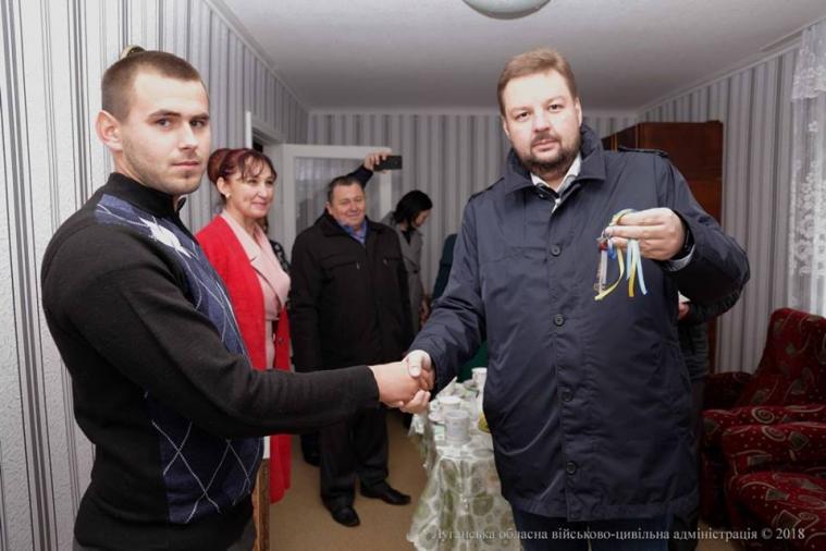 Хлопець-сирота отримав ключі від квартири у Сєвєродонецьку