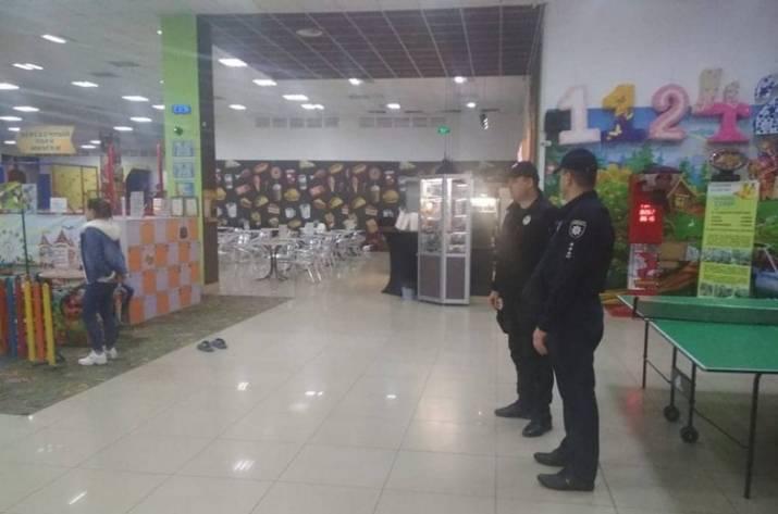 В Северодонецке полиция эвакуировала детей из развлекательного заведения