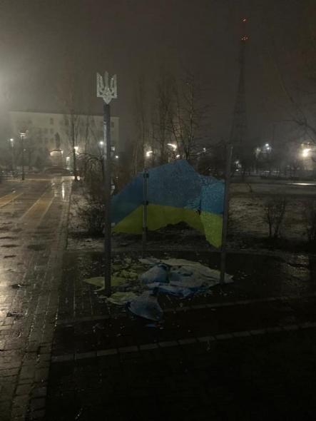Задержан мужчина, разбивший стелу с гербом и флагом Украины