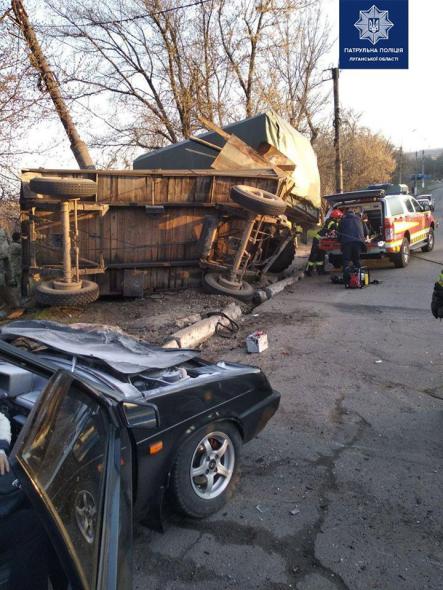 У Лисичанську трапилась ДТП: вантажівка зіткнулась з легковим автомобілем, є загиблі