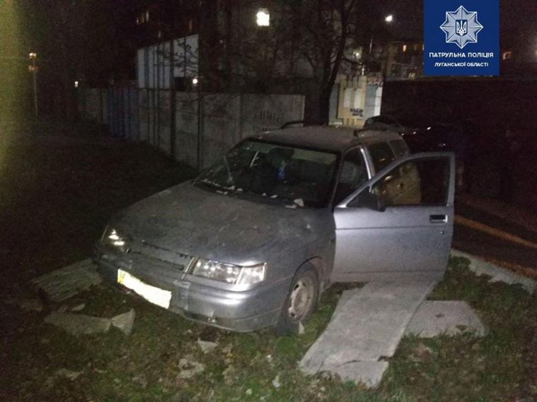 В Северодонецке пьяный водитель сбил бетонный забор
