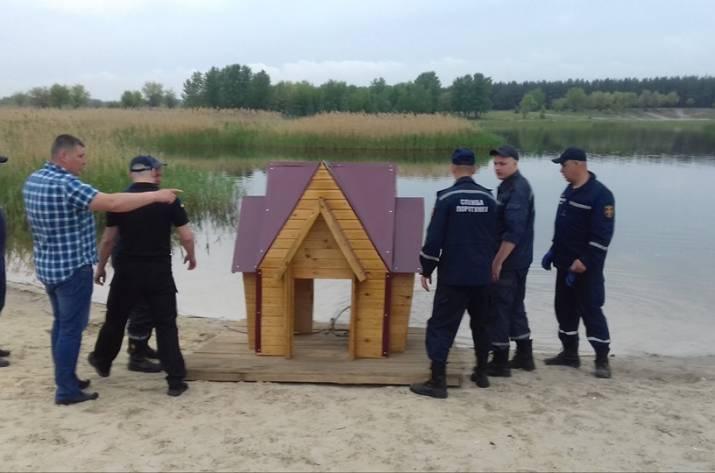 На озере Чистое в Северодонецке появился домик для лебедей