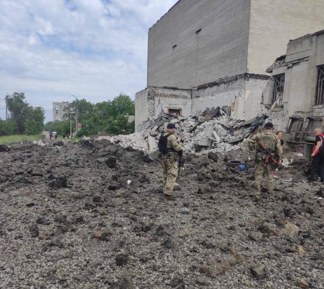 Авіаударом знищено будівлю кінотеатру в Лисичанську