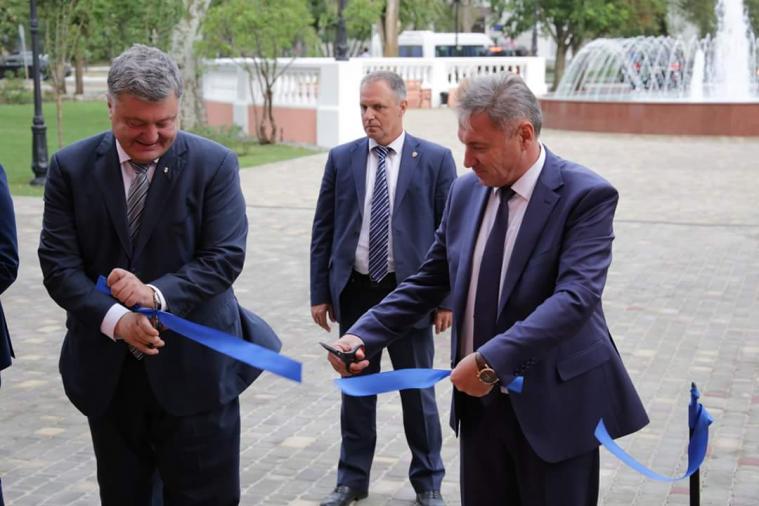 Президент відкрив оновлену будівлю обласного театру у Сєвєродонецьку