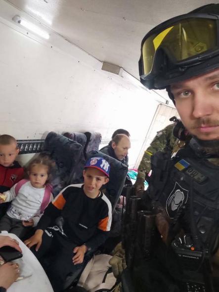 Евакуація з Сєвєродонецька: вивезли 10 людей, з них чотири дитини та двоє маломобільних