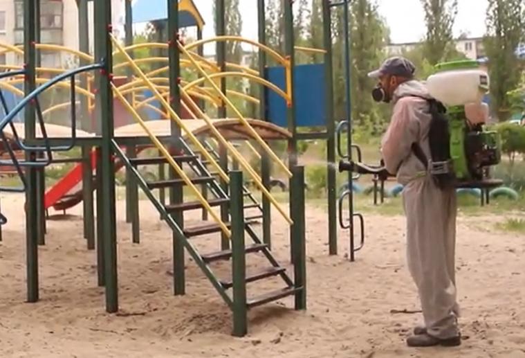 В Северодонецке начали дезинфицировать детские площадки