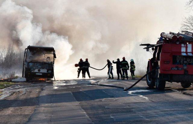 Возле Лисичанска загорелся автобус перевозивший рабочих