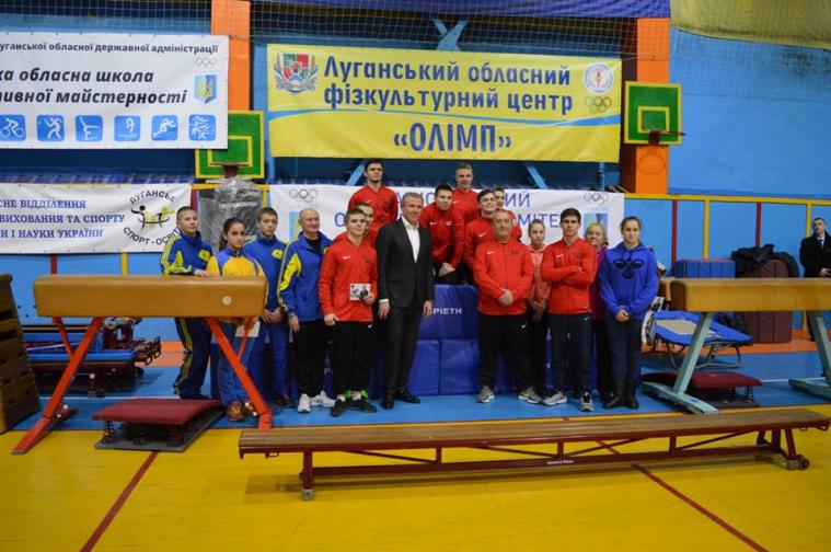 Сергій Бубка передав гімнастичне обладнання для юних спортсменів Луганщини