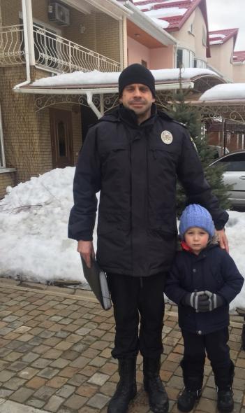 В м. Сєвєродонецьку поліцейські розшукали 5-річного хлопчика, якій пішов гуляти з собакою та не повернувся