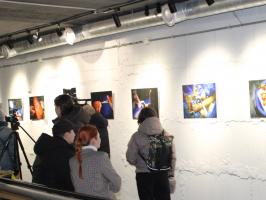 «Наші лікарі витримують, а медичне обладнання – ні». Відкрилася виставка Олександра Плаксіна