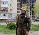 Український військовий патрулює вулиці в Сєвєродонецьку поблизу лінії фронту, 16 квітня 2022 року