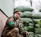 Військовий спілкується по телефону з близькими, передові позиці в Сєвєродонецьку, 16 квітня 2022 року 