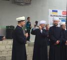 Муфтий шейх Саид Исмагилов на открытие вручает Аяты Свяшенной книги Корана и медал за служение исламу и Украины
